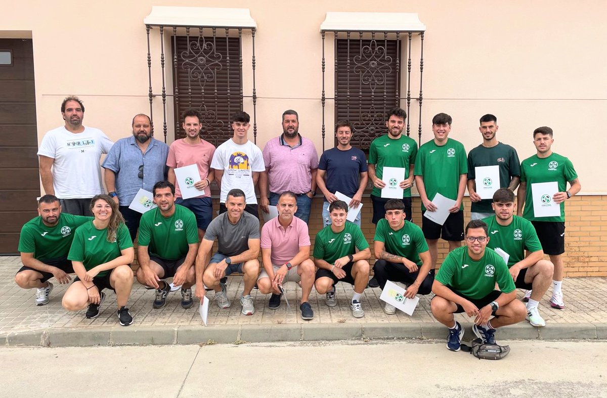 ⚽ | #Entrenadores |

📸Entrega de los títulos de 🎖𝐓𝐄́𝐂𝐍𝐈𝐂𝐎 𝐃𝐄𝐏𝐎𝐑𝐓𝐈𝐕𝐎 de fútbol a los alumnos de #CEDIFEX en 📍Llerena.

👏👏👏¡¡¡Enhorabuena!!!

💥¿𝐐𝐮𝐢𝐞𝐫𝐞𝐬 𝐬𝐞𝐫 𝐄𝐍𝐓𝐑𝐄𝐍𝐀𝐃𝐎𝐑?💥

📝¡¡¡Recuerda que ya puedes inscribirte en la próxima