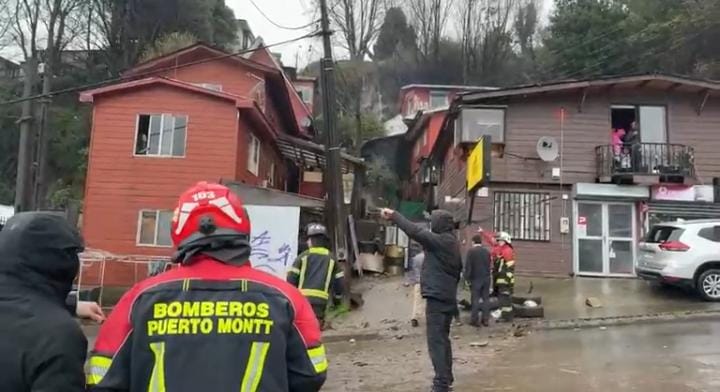 La rotura de una matriz generó un deslizamiento de tierra en avenida Santa María, que afectó a dos viviendas del sector Modelo. Se mantiene cortado el tránsito por esta calle de #PuertoMontt. Equipos de la Municipalidad en terreno, a la espera de las instrucciones de Sernageomin.