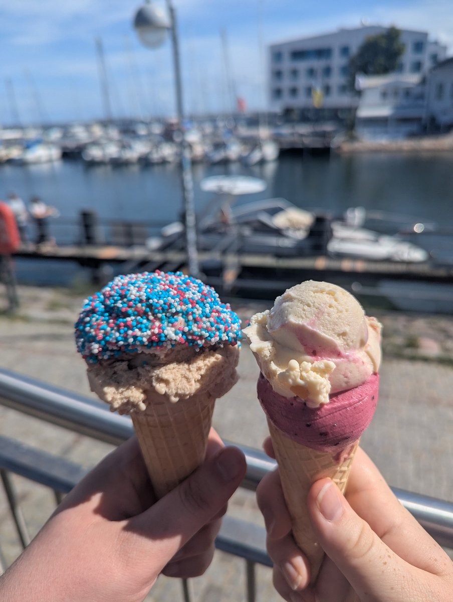 Superleon12's tweet photo. Erster Heimsieg ✅
@Cold_as_Eis Eis approved, selbstverständlich mit Hansa Streuseln ✅
2 schöne Tage in HRO ✅
#Hansa https://t.co/oFT8TRCpPk