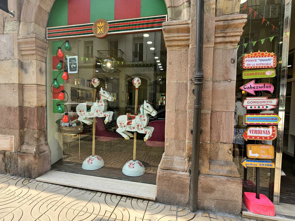 👏Muchas gracias a #PedroCollantesPeluqueros por invitarnos a ver su decoración festiva por La Patrona y a conocer su local  en Joaquín Cayón 2 Gracias a todos los comercios y empresas que en La Patrona os volcáis para adornar vuestros escaparates 
#Torrelavega #Torrelaveganízate