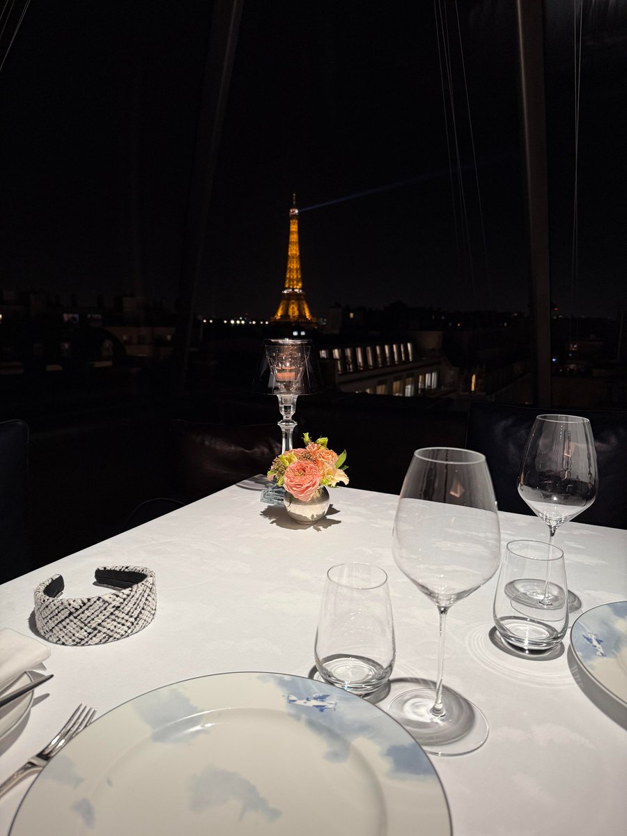 p9o9x168's tweet image. Dining with the Eiffel Tower as the backdrop—pure Parisian magic. Ready for a night of delicious food and unforgettable views.

#ParisDining #EiffelTowerView #RomanticNight