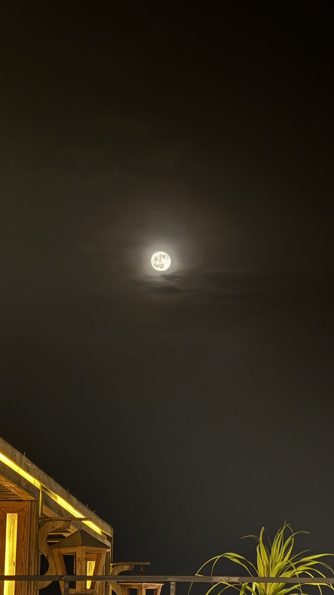 Wdooo2011's tweet photo. يذكّرني القمر ظلك ، عجب ياللي ظلالك نور🌕🤍 https://t.co/nTZEmhLUWB