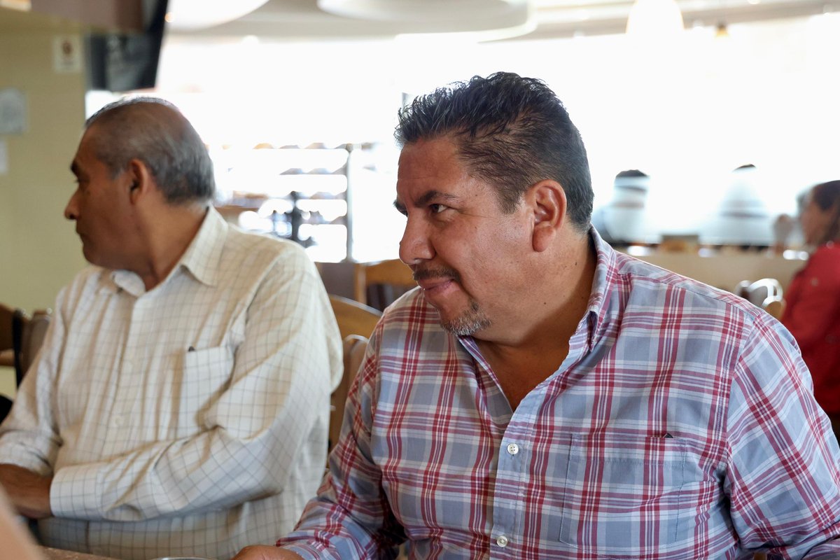 OOA_Oficial's tweet photo. ¡La lucha sigue! ☀️ y nuestro compromiso con el #EstadoDeMéxico se fortalece.
En reunión con líderes de #Coacalco, discutimos asuntos de relevancia que forman parte del plan de trabajo que emerge desde el #SolAzteca, en beneficio de más familias mexiquenses.
#PuroPRD
#OOA https://t.co/gR2dFskzGO