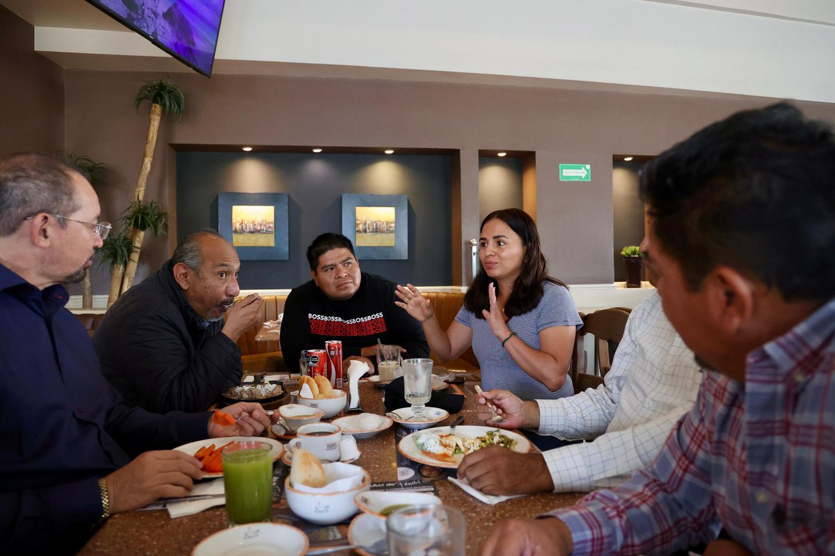 OOA_Oficial's tweet photo. ¡La lucha sigue! ☀️ y nuestro compromiso con el #EstadoDeMéxico se fortalece.
En reunión con líderes de #Coacalco, discutimos asuntos de relevancia que forman parte del plan de trabajo que emerge desde el #SolAzteca, en beneficio de más familias mexiquenses.
#PuroPRD
#OOA https://t.co/gR2dFskzGO