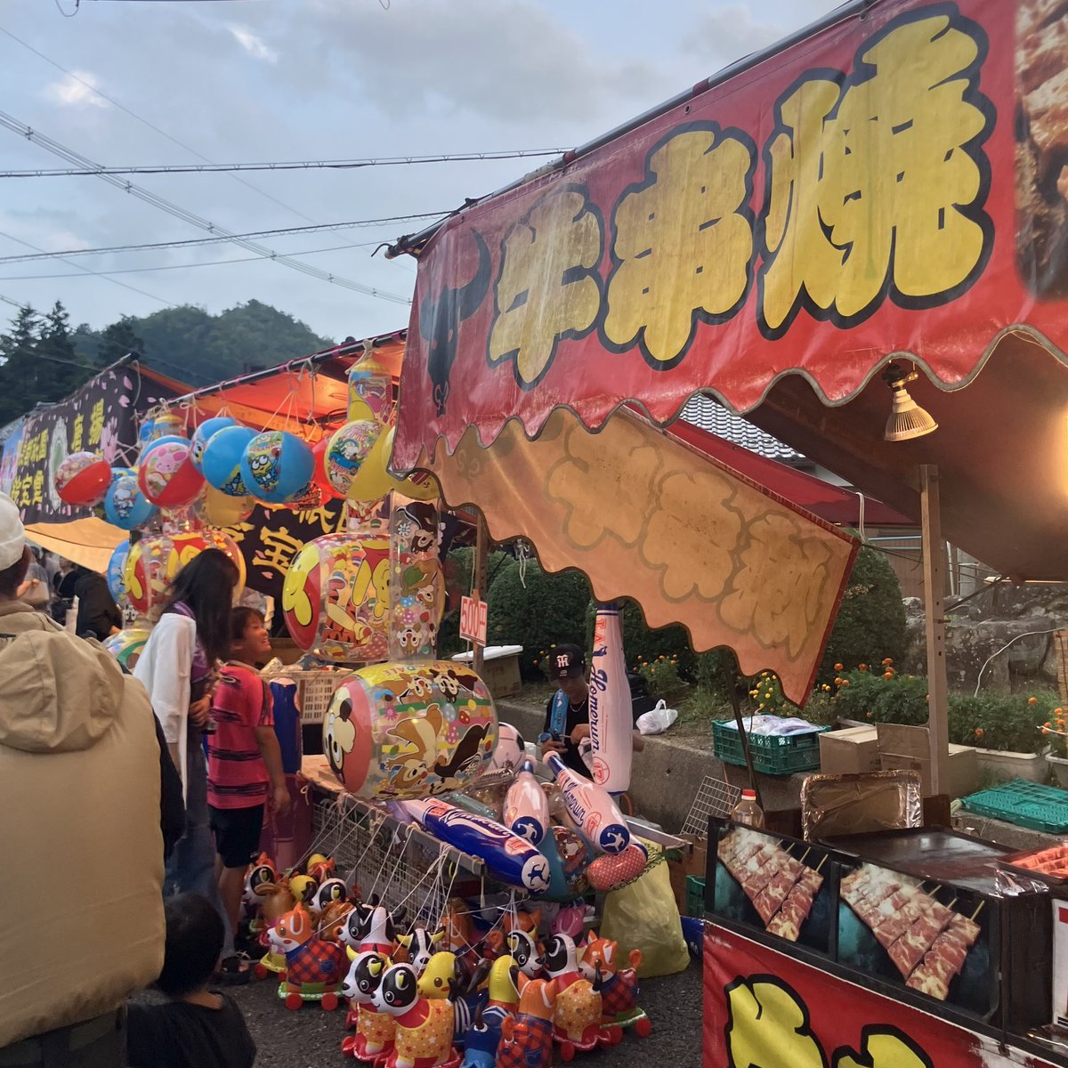 hazukigames's tweet photo. 優柔不断な私。どれにしようか色々悩んで一周して、かき氷とチーズハットグとホルモン焼きうどんとたこ焼きになった😋

#京丹波 #夏祭り https://t.co/yMMAcb1ORX