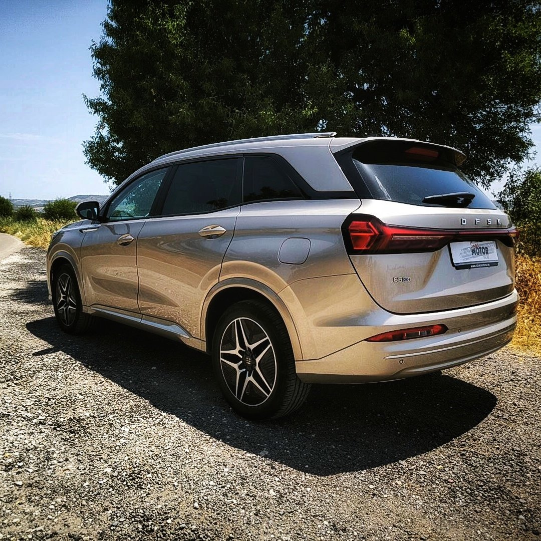 suprmotoronline's tweet photo. ¿Lo mejor? El precio y el equipamiento. ¿Lo peor? La suspensión blanda y la frenada regenerativa poco agresiva. Pero para el día a día y una familia que quiera espacio y ahorro, el DFSK E5 es una opción que merece la pena. #PruebaDFSK #MovilidadSostenible @dfskspain https://t.co/G6CE7C8Jv7