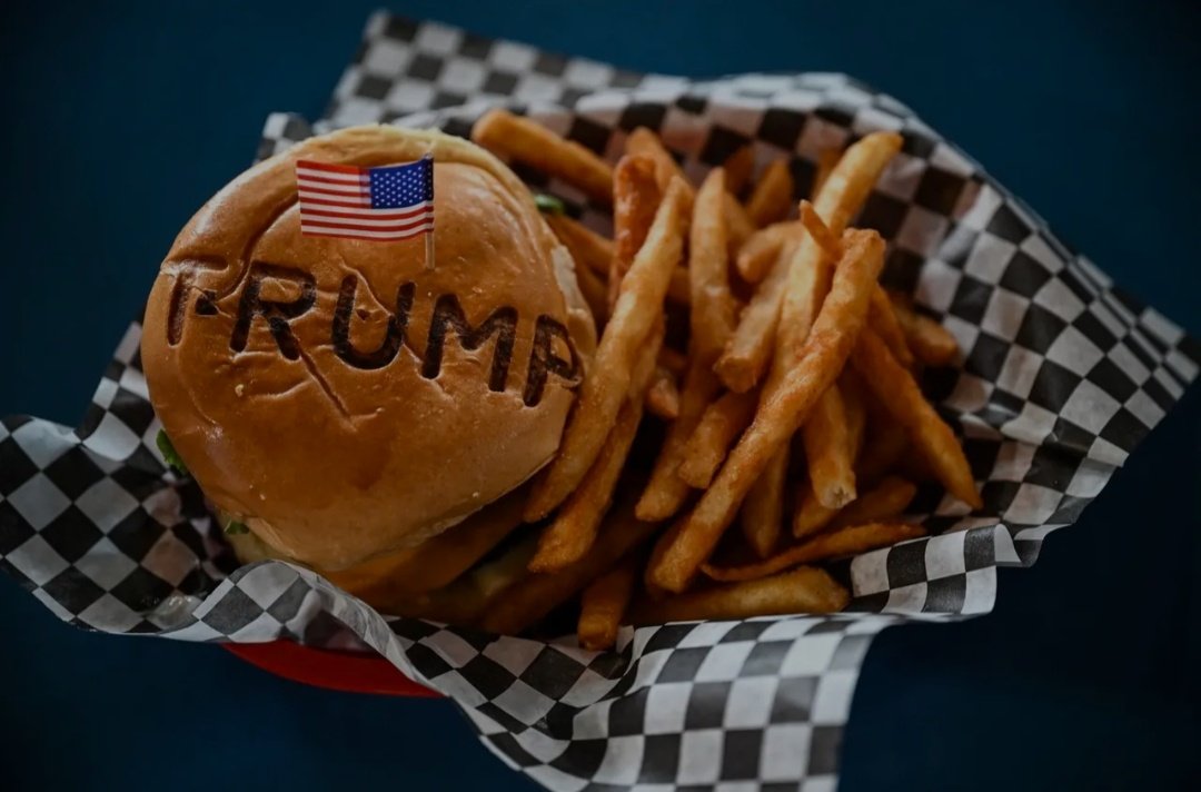 Fana43124688's tweet photo. SZL: 🇺🇸🍔 #RolandMehrezBeainy, założycielowi inspirowanyj hasłym #MAGA teksańskij restauracyje #TrumpBurger, grozi deportacyjŏ z USA 🇺🇲 do Libanu 🇱🇧. Je podyjzdrzany ô szulyrstwo imigracyjne a ô fikcyjne małżyństwo.
#USA #Teksas
⬇️
https://t.co/CB0IKcBCsm https://t.co/Cq9EvtFX3f
