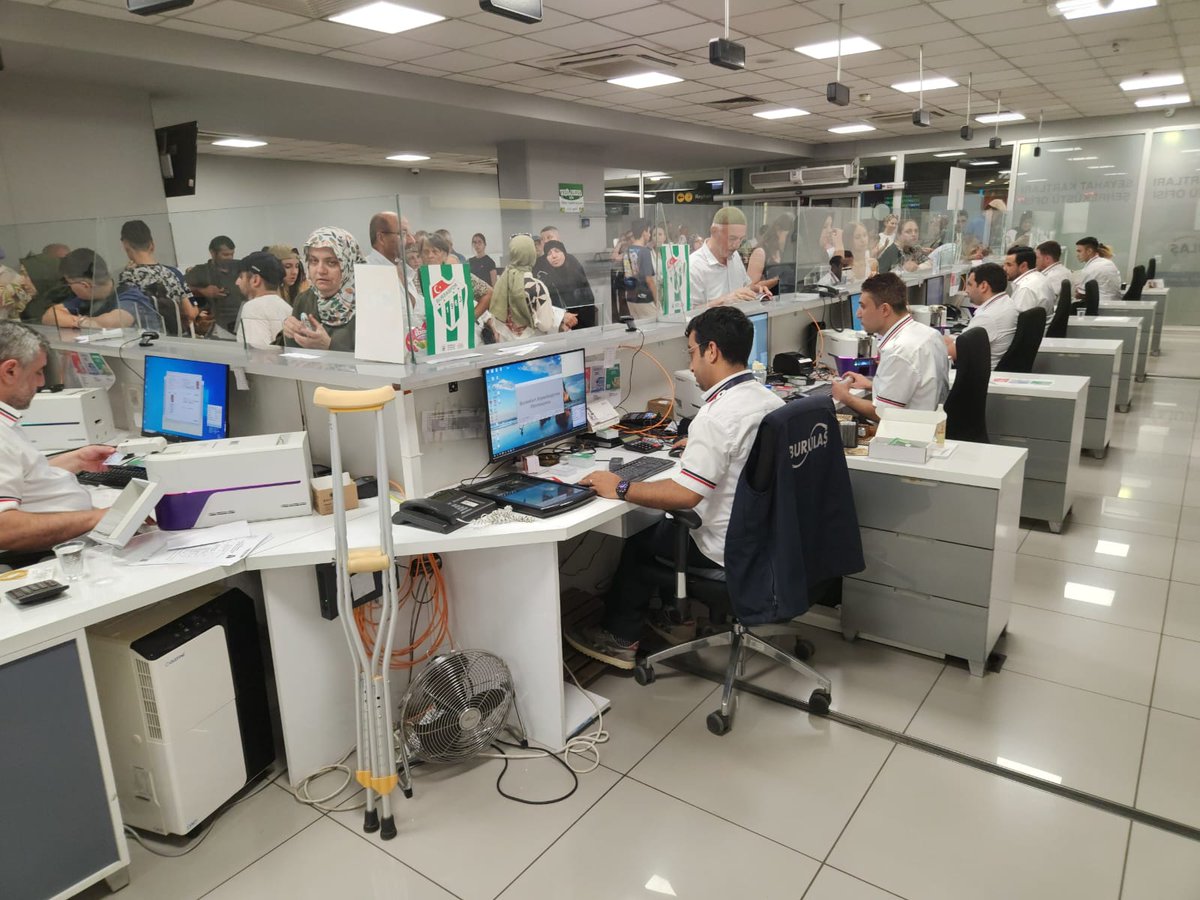 f5li's tweet photo. +Yeni uygulamalar hakkında bilgilendirme, kart değişimleri ve günlük vize işlemleri ofis içindeki tempoyu bir hayli artırıyor. https://t.co/TdUfH1Ml7h