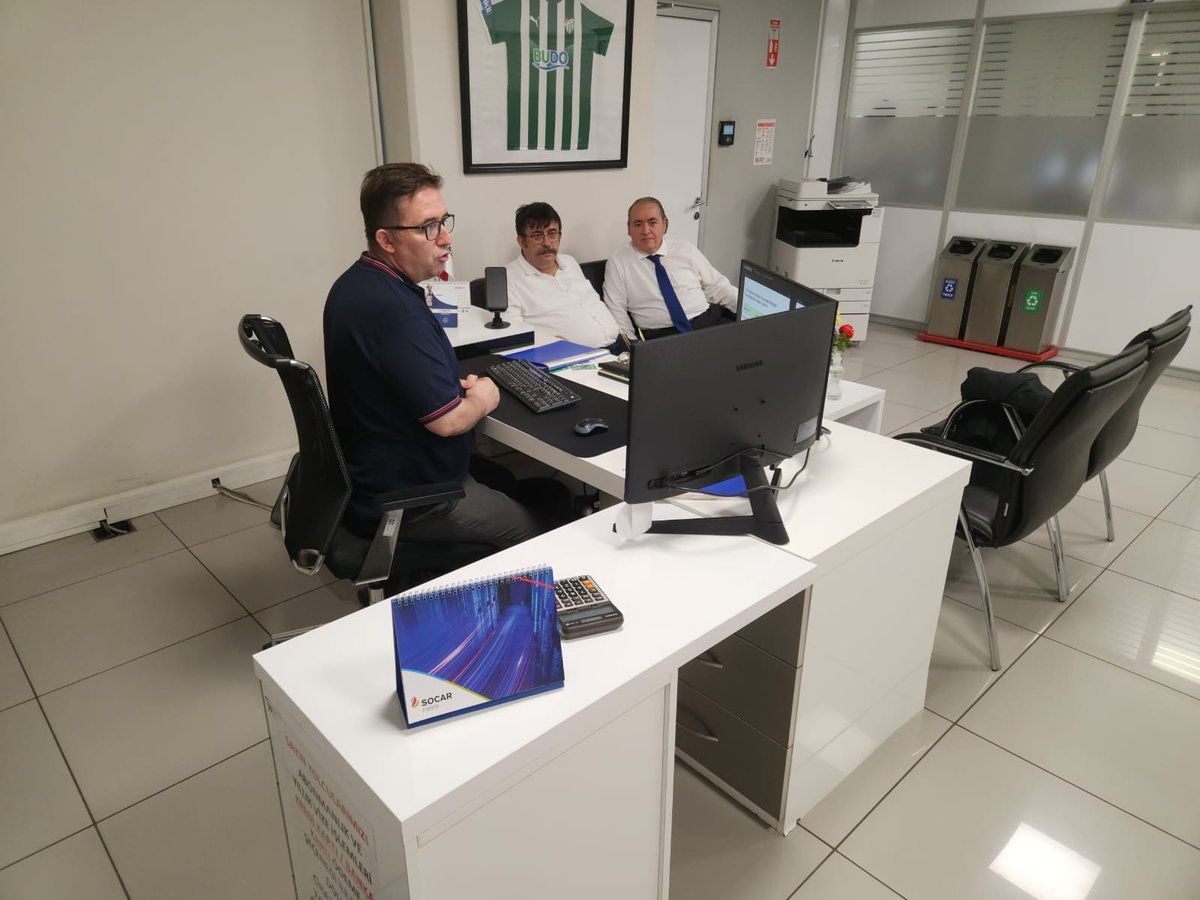 f5li's tweet photo. +Yeni uygulamalar hakkında bilgilendirme, kart değişimleri ve günlük vize işlemleri ofis içindeki tempoyu bir hayli artırıyor. https://t.co/TdUfH1Ml7h