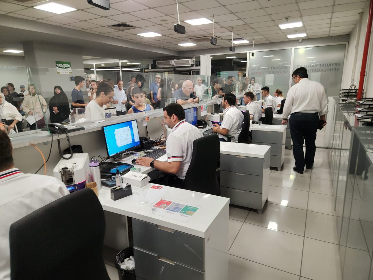 f5li's tweet photo. +Yeni uygulamalar hakkında bilgilendirme, kart değişimleri ve günlük vize işlemleri ofis içindeki tempoyu bir hayli artırıyor. https://t.co/TdUfH1Ml7h