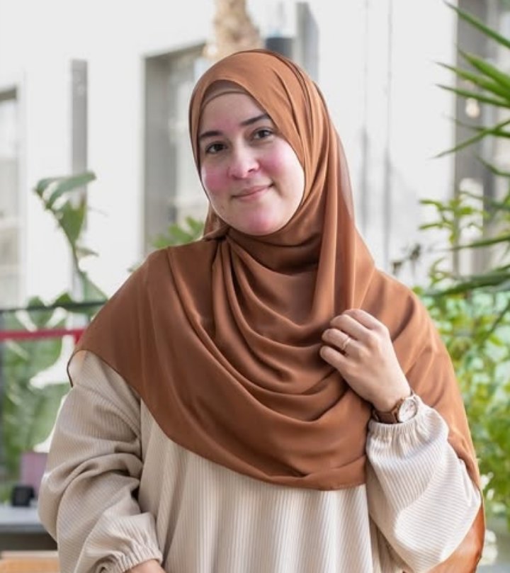 ابتسام اللبوة، بيضا زي اللبن، وشها محمر زي كسها تحت الخمار جسمها و كل حتة عاوز يترج من النيك و بيقول تعالي  نيكني، كلبة مستنية تترمي تحت زوبري تتذل و يتف عليها  وخمارها يتغرق لبن. هتسيح وهي بتتناك زي العبدة وتترعش تحت رجلي وتبقي خدامة زوبري الشرموطة بعد ما اعبي اخرامها من لبني