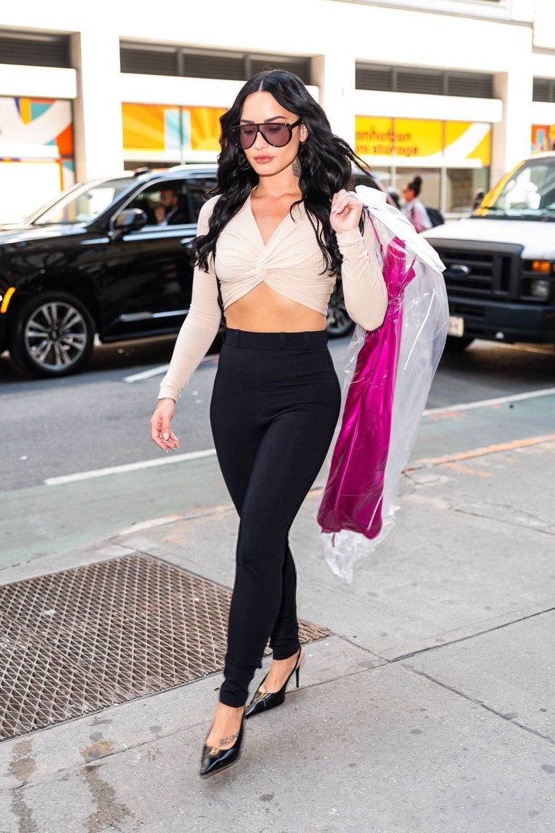 portallovato's tweet photo. Demi Lovato carregando um vestidinho curto cor de rosa pelas ruas de Nova York, agora à pouco. 👀 https://t.co/kTPa2LNJzh