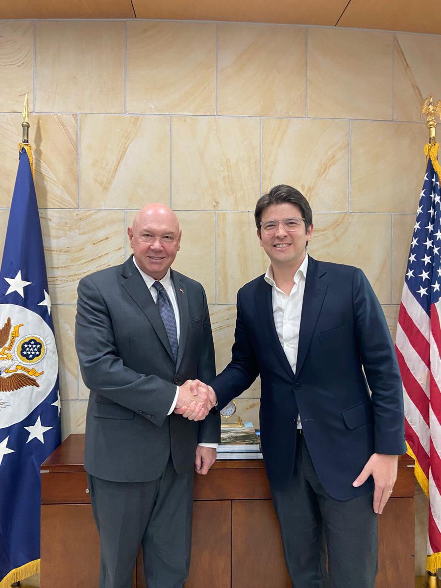 “Con profundo dolor, me despido del senador Miguel Uribe Turbay. Desde la Embajada de los EE.UU. nos sentimos realmente conmovidos por la forma en que él y su familia dedicaron, con generosidad, sus vidas al servicio de la nación. Sus años de servicio público son un testimonio de