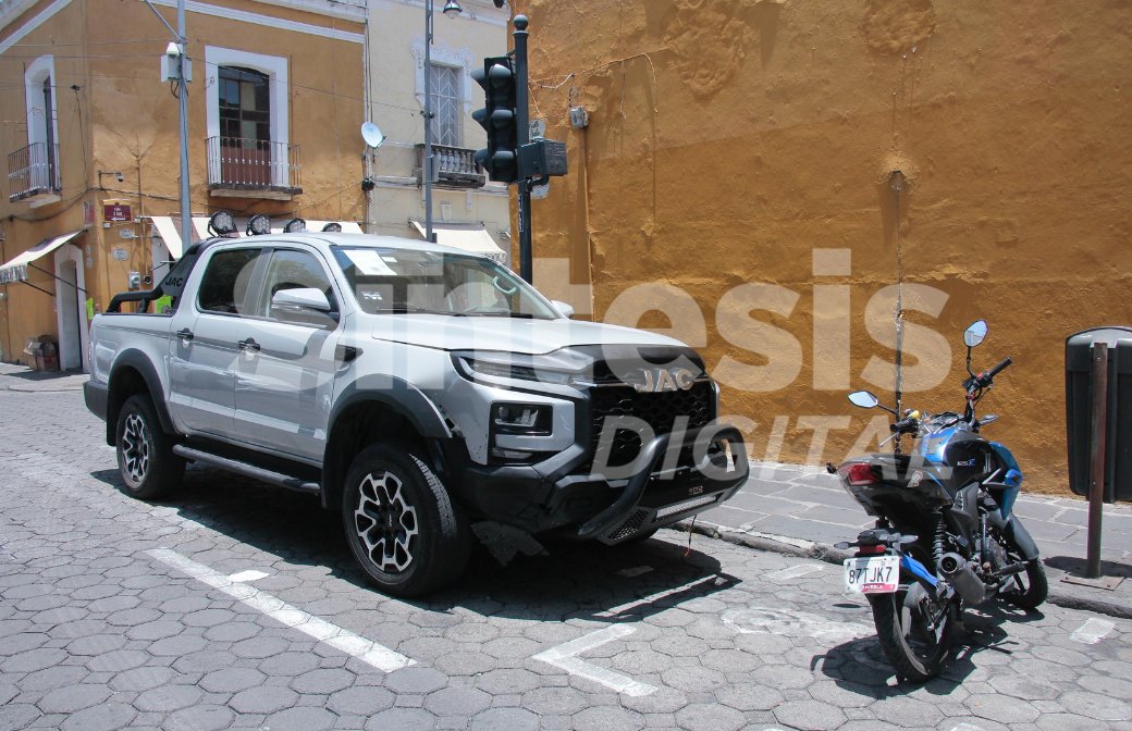 sintesisweb's tweet photo. 🚨Choque por alcance entre dos camionetas de lujo en la esquina de la 9 poniente y 3 sur, una Tesla chocó contra una JAC, hay tráfico en la zona a espera de las autoridades viales.

📸@FotoSintesisOB https://t.co/j0QKWJu1Zd