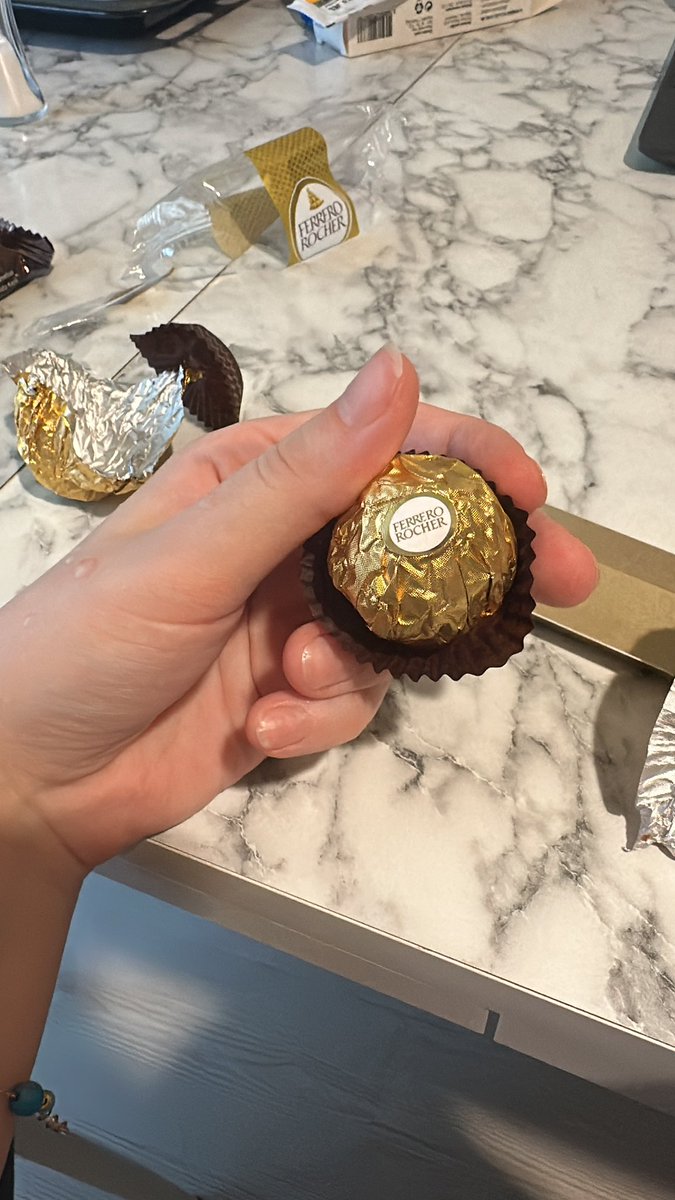 Dönem dönem bi çikolataya kafayı takarım …..