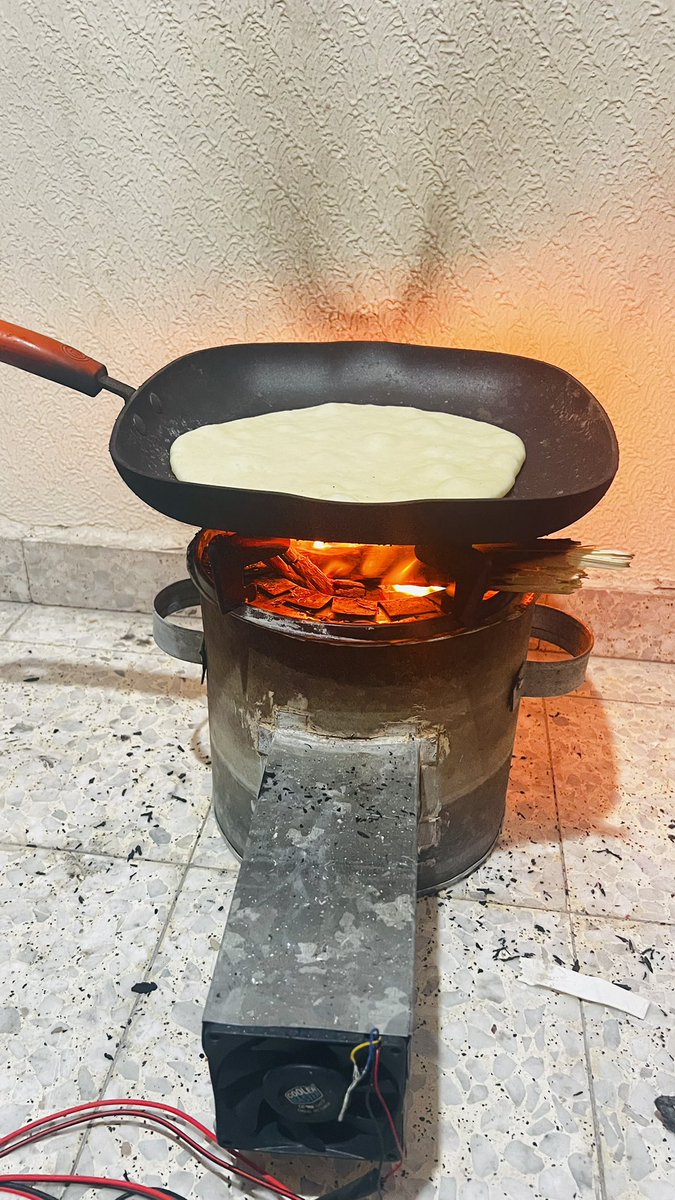 في عز الحرب وانقطاع الغاز… لجأنا لهالاختراع 😅🔥
موقد فيه مروحة كمبيوتر وبشتغل عالبطارية والخشب وعم نطبخ عليه اي شي متوفر ومنخبز عليه كمان

مين جرّب يطبخ فيه
وشو أغرب ابتكار شفتوه بهالظروف

#الشيف_وريف 
#غزة