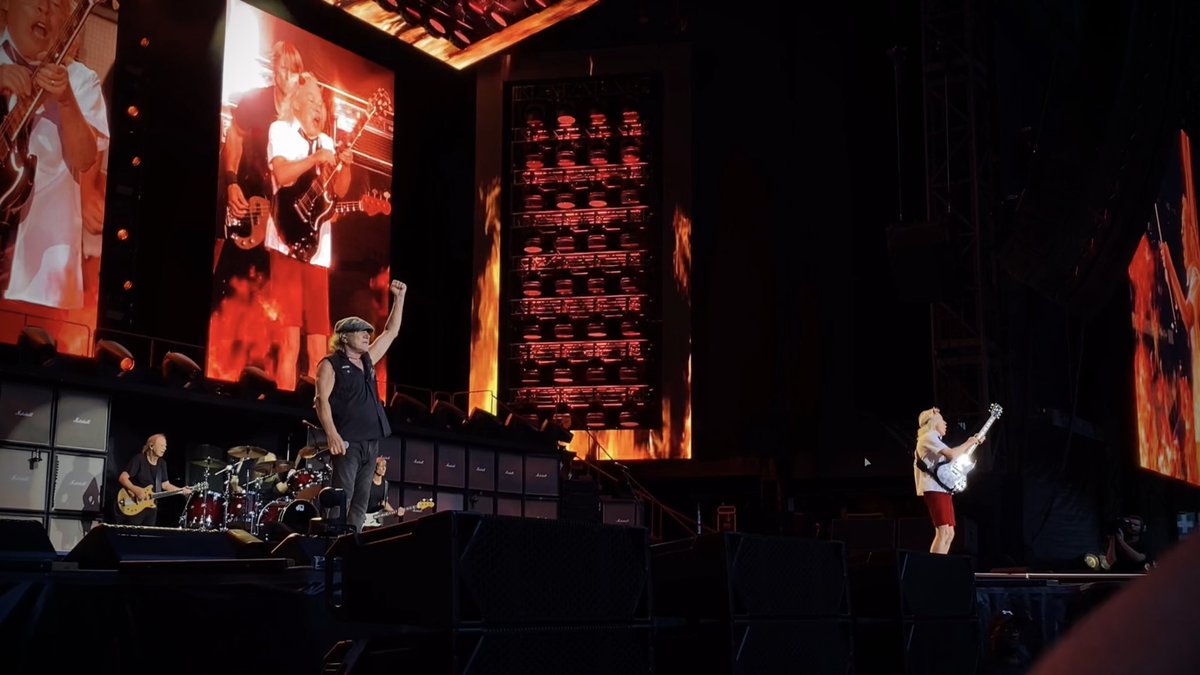 Definitely the GOATs #ACDC #stadedefrance 🤘😈 youtube.com/playlist?list=…