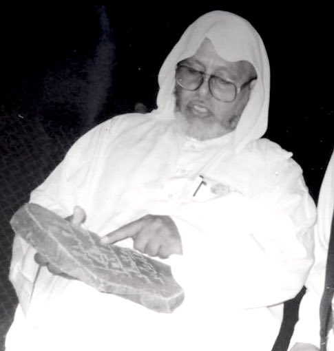 اليوم 11 أغسطس الذكرى العاشرة لرحيل الوالد رحمه الله 

10 أعوام وأنت في تلافيف الروح لم تغب

السلام عليك يا والدي، السلام عليك يا حبيبي،
عشر سنين… كأنها أنفاس عابرة في ليل طويل،
منذ أن أغلقت عينيك على نور الدنيا، وفتحتها على نور الآخرة،
ومنذ أن صعدت روحك الطاهرة إلى حيث السلام