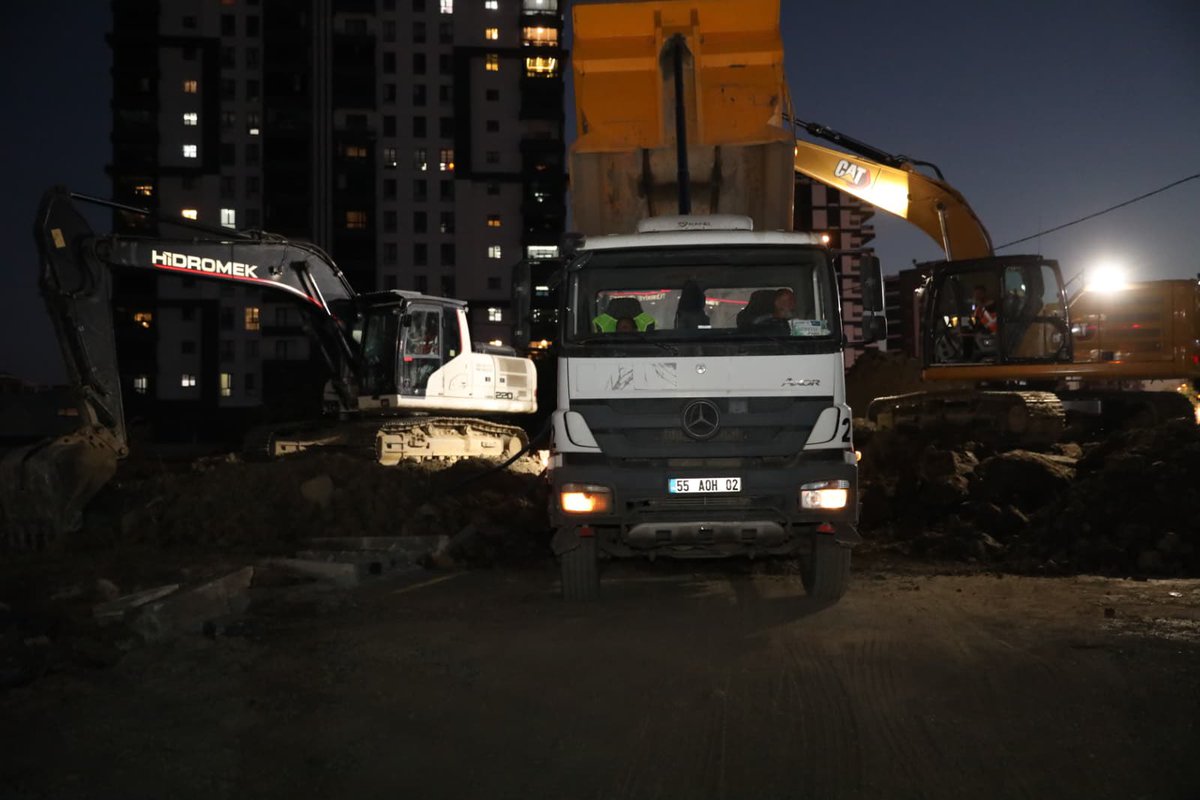 Halit Doğan (@halitdoganbsk) on Twitter photo 📍Recep Tayyip Erdoğan Bulvarında başladığımız yol çalışmalarımız gece de devam ediyor.
🚧Ekiplerimiz okul dönemi öncesi tüm tedbirleri alarak gece gündüz demeden hummalı bir çalışma sürdürüyor.
Yolumuzu 31 Aralık 2025’te tamamlayarak şehrimizin hizmetine sunmayı planlıyoruz. 📍Recep Tayyip Erdoğan Bulvarında başladığımız yol çalışmalarımız gece de devam ediyor.
🚧Ekiplerimiz okul dönemi öncesi tüm tedbirleri alarak gece gündüz demeden hummalı bir çalışma sürdürüyor.
Yolumuzu 31 Aralık 2025’te tamamlayarak şehrimizin hizmetine sunmayı planlıyoruz.