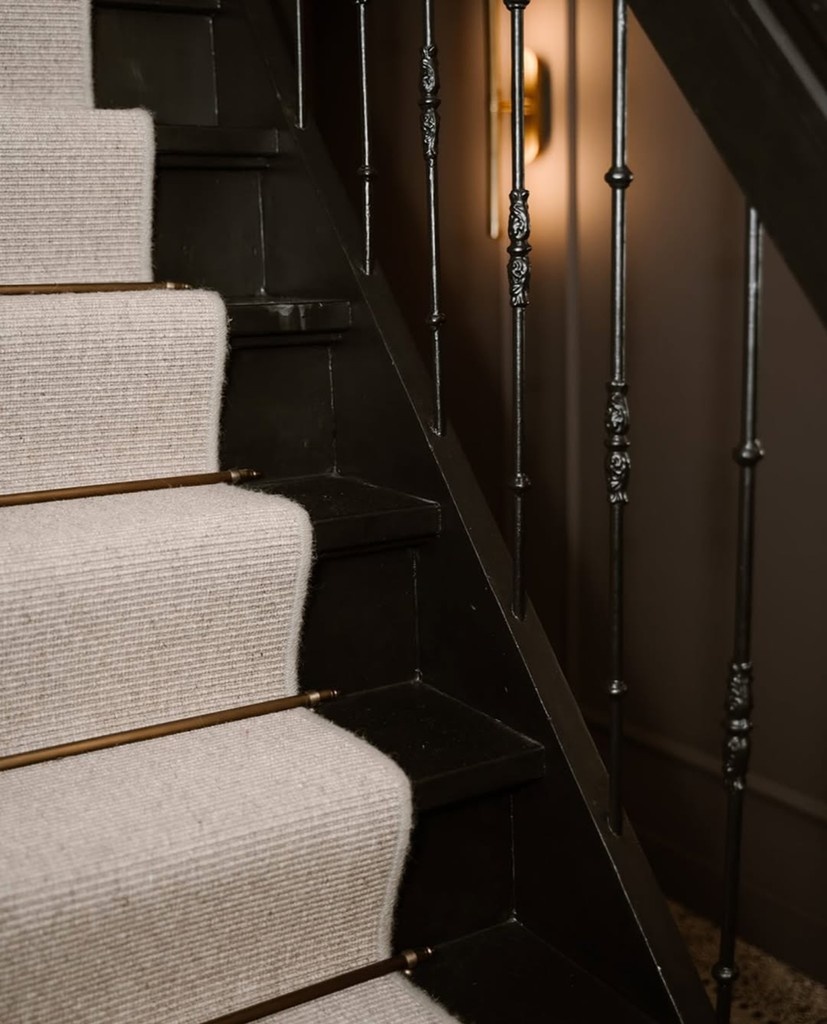 This wool stair covering by Jabo Carpets is tightly woven with a subtle high low structure—comfort, sound absorption, and long-lasting durability.

Contact us for samples⬇️
🔗 l8r.it/NfK9

#woolcarpet #stairdesign #interiordesigner #interiordesignfirm #carpet