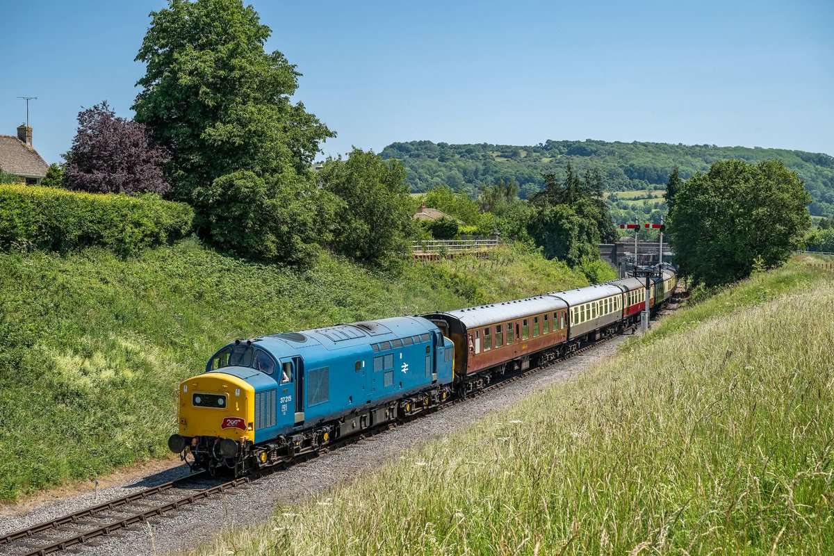 GWSR's tweet image. PASSENGER ANNOUNCEMENT:
Tomorrow’s services will be diesel-hauled by our resident #Class37 locomotives rather than steam locomotives.

This change is being made because of the increased risk of lineside fires caused by the prolonged dry weather.

📸 Robin Boyle &amp;amp; Jack Boskett