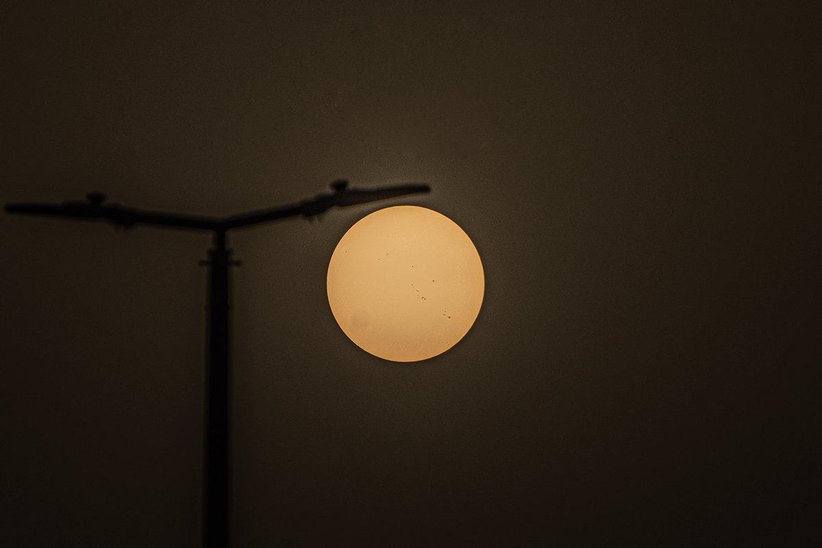 رُصدت مساء اليوم في سماء المملكة 14 بقعة شمسية على سطح الشمس، في ظاهرة تُعد من مؤشرات النشاط الشمسي المتزايد خلال الدورة الشمسية الحالية.
#الحدود_الشمالية #واس 

spa.gov.sa/N2377006