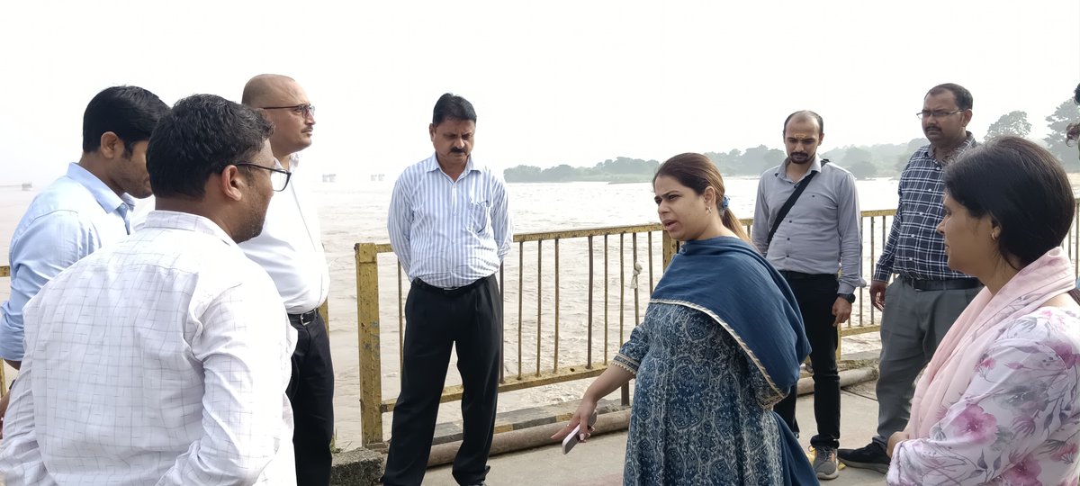 dmbijnor's tweet photo. आज 11 अगस्त, 2025 में मध्य गंगा बैराज पुल सिलेब्स में आई हुई दरारों का स्थलीय निरीक्षण कर अद्यतन स्थिति का जायजा लिया गया। सिलेब्स में आई दरारों की तत्काल तकनीकी जाँच कर इसे रोकने हेतु सम्बन्धित को आवश्यक दिशा-निर्देश दिये गये। https://t.co/64UkqOvFRp