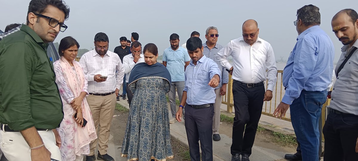dmbijnor's tweet photo. आज 11 अगस्त, 2025 में मध्य गंगा बैराज पुल सिलेब्स में आई हुई दरारों का स्थलीय निरीक्षण कर अद्यतन स्थिति का जायजा लिया गया। सिलेब्स में आई दरारों की तत्काल तकनीकी जाँच कर इसे रोकने हेतु सम्बन्धित को आवश्यक दिशा-निर्देश दिये गये। https://t.co/64UkqOvFRp