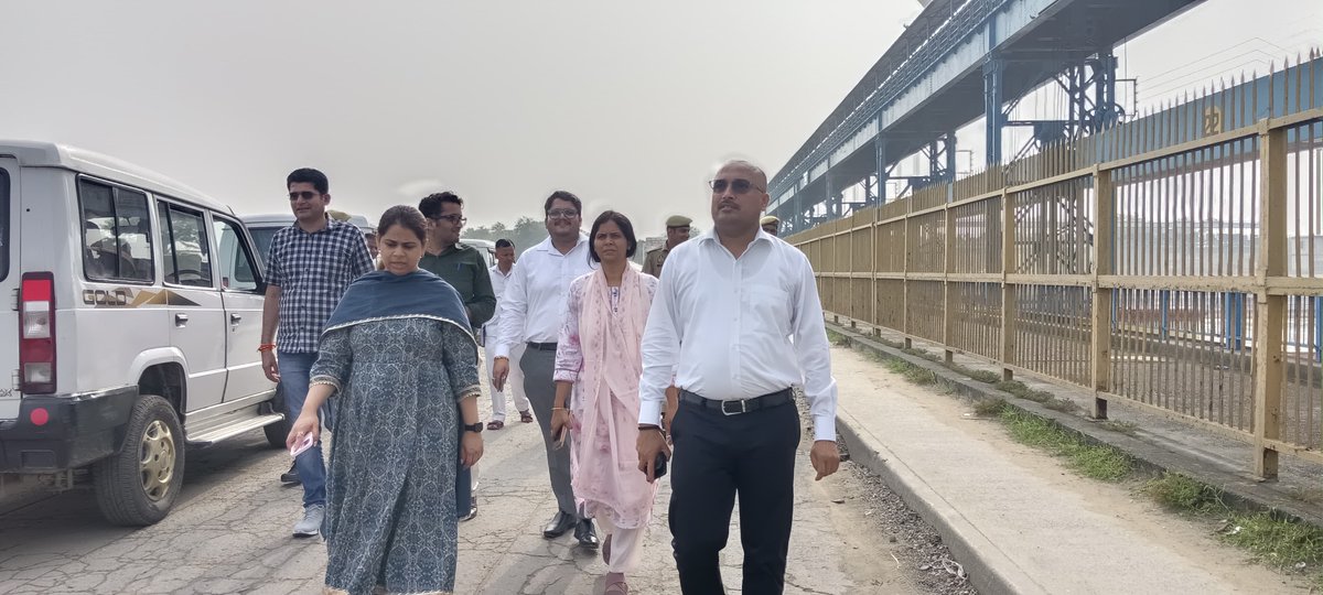 आज 11 अगस्त, 2025 में मध्य गंगा बैराज पुल सिलेब्स में आई हुई दरारों का स्थलीय निरीक्षण कर अद्यतन स्थिति का जायजा लिया गया। सिलेब्स में आई दरारों की तत्काल तकनीकी जाँच कर इसे रोकने हेतु सम्बन्धित को आवश्यक दिशा-निर्देश दिये गये।
