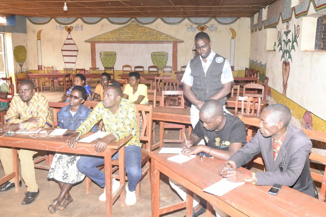 ABPInfos's tweet photo. 1/3 #Burundi: L'APFB a organisé, ce week-end, en zone #Kigamba de la commune #Cankuzo en province #Buhumuza, une session de vulgarisation des textes et lois en rapport avec les droits des femmes, à l'intention des représentants politiques et communautaires au niveau local. https://t.co/4gCvDwpBbu