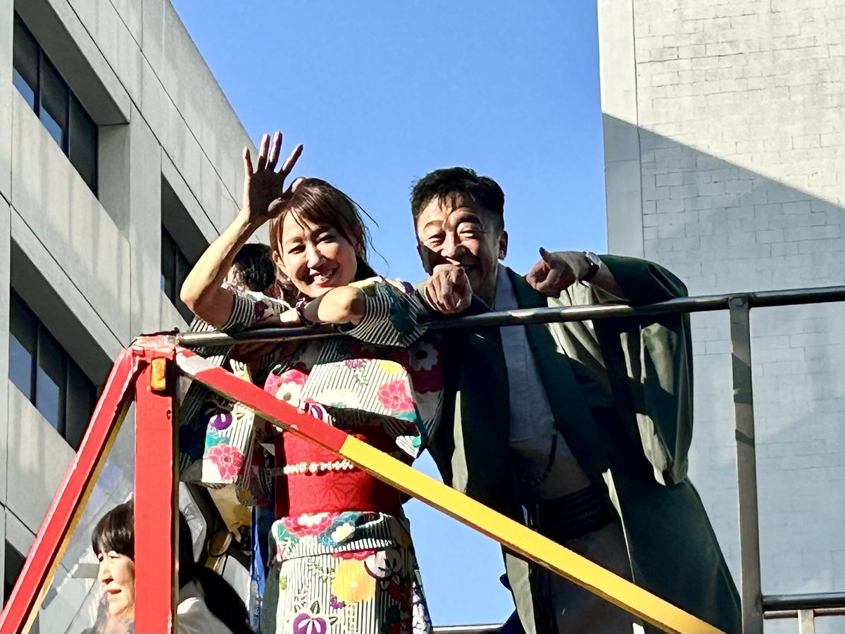 la_sumikko's tweet photo. 8月11日、ロサンゼルスで二世ウィークのパレードで…予期せぬ方々にお会いしました!
合田道人さん、工藤夕貴さん、あべ静江さんなどなど✨
日本の歌謡曲が大好きで、こちらでも動画をよく観ていますがまさかLAで活動されているとは知らず…とても嬉しいサプライズでした🎶
#NiseiWeek https://t.co/dxzm5wordc