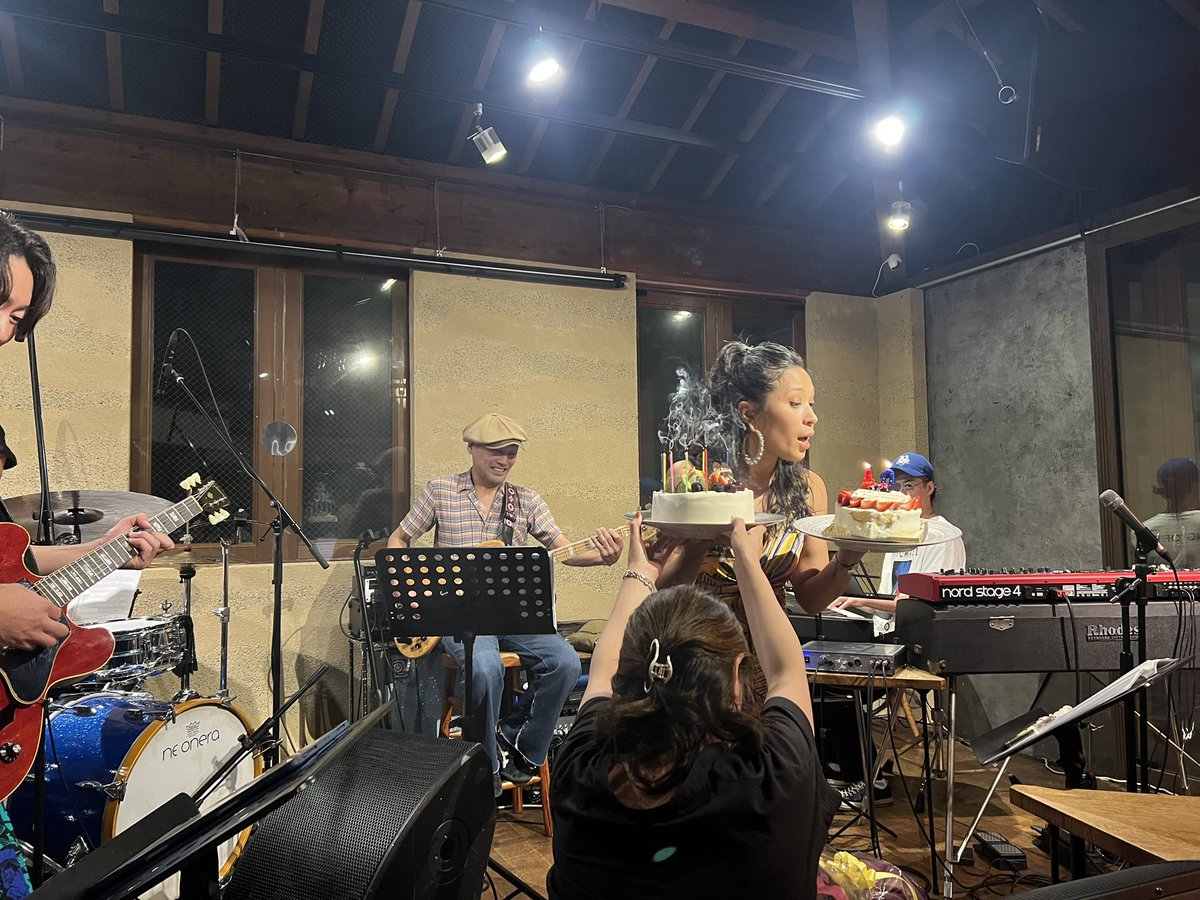Q705Q's tweet photo. Maya Hatch(40th?!)Birthday Live neonera
#MayaHatch（vo）
#JunMiyakawa（key）
#SatoshiYoshida（gu）
#YoshihitoPKoizumi（ba）
#SeiyaOnasaka（dr）
 
1012年前?!🤣に聴いた懐かしの曲から最新曲まで♪
いつ聴いても変わらずマヤちゃんの歌は魅力的だな〜
楽しかった🫶可愛かった🫶
おめでとう🎂 https://t.co/vI8cWsGOwk