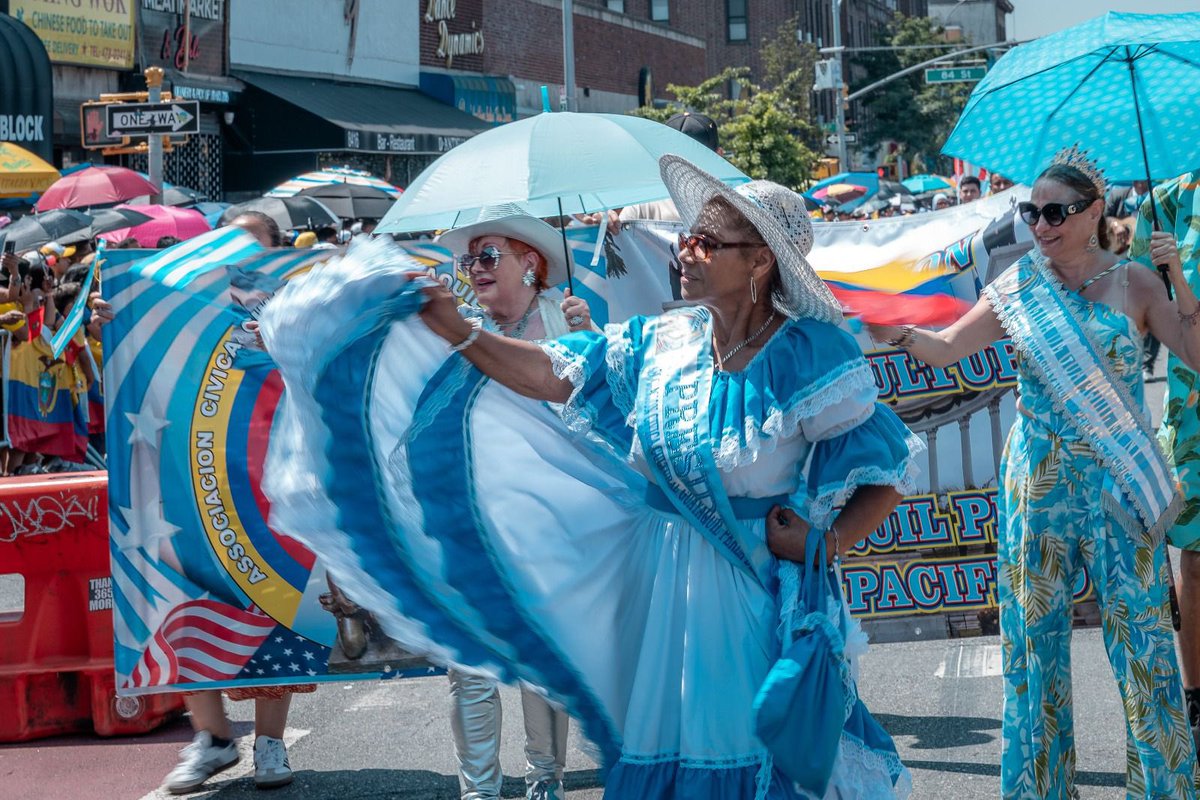 mishelmanchenok's tweet photo. En Nueva York, la alegría se viste de fiesta 🇪🇨✨.

La 42ª edición del Desfile Ecuatoriano fue un abrazo colectivo a nuestra identidad: trajes típicos, melodías que cruzan océanos y miradas llenas de orgullo.

Aquí, lejos de casa, cada paso que dan ustedes mantiene vivo el Ecuador que todos amamos. Gracias al Comité Cívico Ecuatoriano de Nueva York por ser guardianes de esta tradición ❤️🤝.

Porque la ecuatorianidad no tiene fronteras, vive en quienes la llevan en el alma 💜💪.

#MishelMancheno
#UnaAsambleaDistinta
#NadaNosDetiene
#BancadaAdn 
#UnEcuadorDistinto
#DanielNoboa
#AdnEcuadorOk