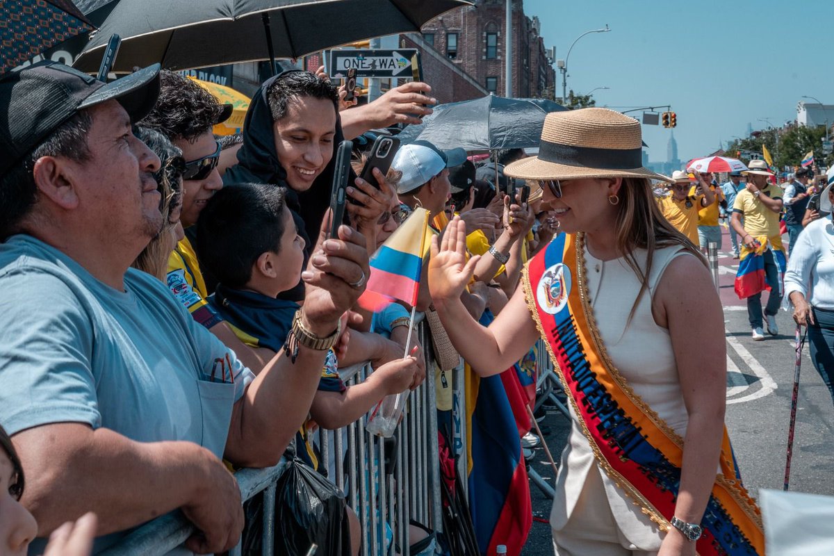 mishelmanchenok's tweet photo. En Nueva York, la alegría se viste de fiesta 🇪🇨✨.

La 42ª edición del Desfile Ecuatoriano fue un abrazo colectivo a nuestra identidad: trajes típicos, melodías que cruzan océanos y miradas llenas de orgullo.

Aquí, lejos de casa, cada paso que dan ustedes mantiene vivo el Ecuador que todos amamos. Gracias al Comité Cívico Ecuatoriano de Nueva York por ser guardianes de esta tradición ❤️🤝.

Porque la ecuatorianidad no tiene fronteras, vive en quienes la llevan en el alma 💜💪.

#MishelMancheno
#UnaAsambleaDistinta
#NadaNosDetiene
#BancadaAdn 
#UnEcuadorDistinto
#DanielNoboa
#AdnEcuadorOk