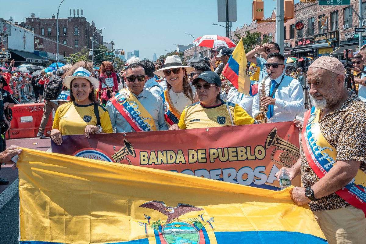 mishelmanchenok's tweet photo. En Nueva York, la alegría se viste de fiesta 🇪🇨✨.

La 42ª edición del Desfile Ecuatoriano fue un abrazo colectivo a nuestra identidad: trajes típicos, melodías que cruzan océanos y miradas llenas de orgullo.

Aquí, lejos de casa, cada paso que dan ustedes mantiene vivo el Ecuador que todos amamos. Gracias al Comité Cívico Ecuatoriano de Nueva York por ser guardianes de esta tradición ❤️🤝.

Porque la ecuatorianidad no tiene fronteras, vive en quienes la llevan en el alma 💜💪.

#MishelMancheno
#UnaAsambleaDistinta
#NadaNosDetiene
#BancadaAdn 
#UnEcuadorDistinto
#DanielNoboa
#AdnEcuadorOk