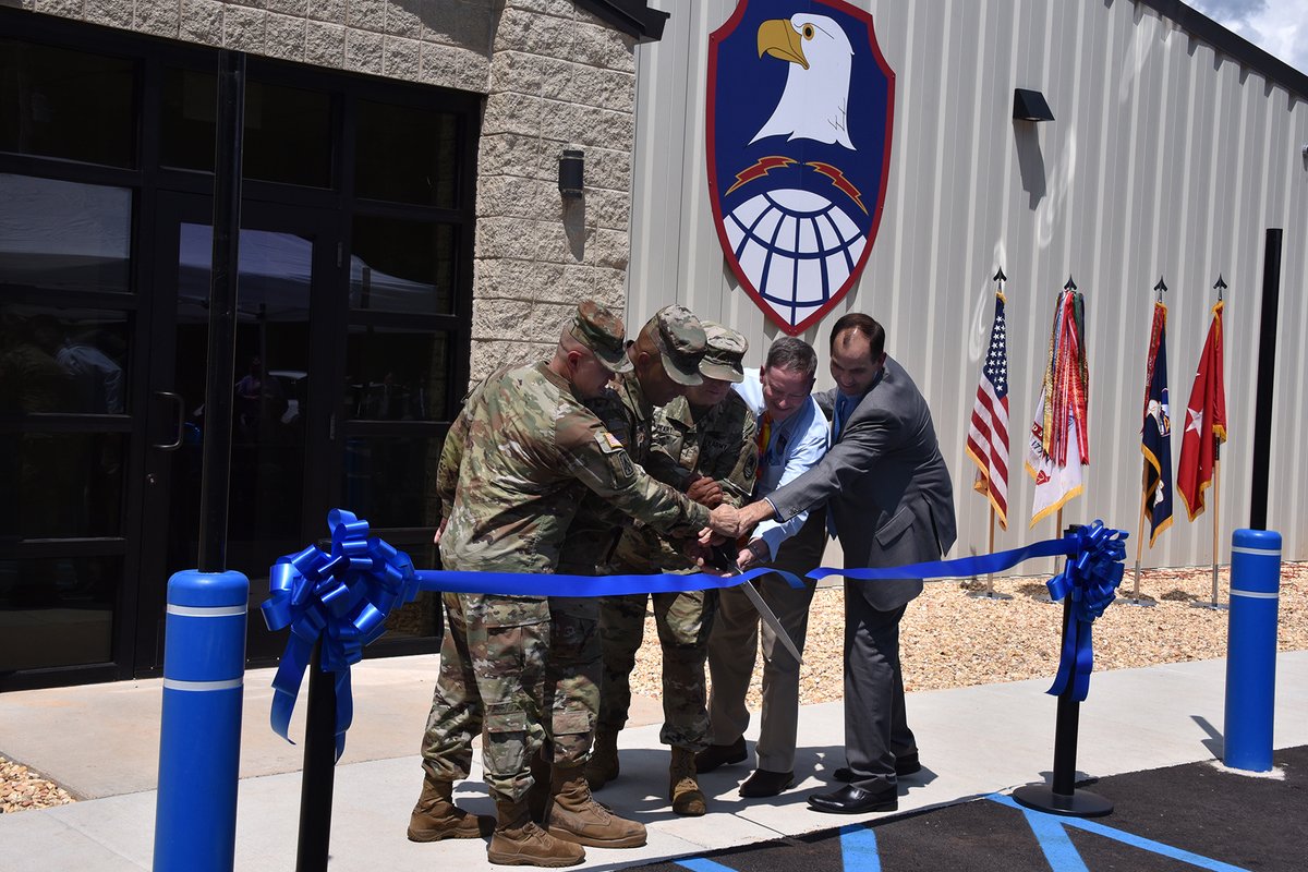 #ICYMI: <a href="/ArmySMDC/">USASMDC</a> opened its new innovative R&amp;D and analysis facility for hypersonic, directed energy, tactical space and high-altitude tech–streamlining concept-to-fielding to deliver effective capabilities to the warfighter.
👉tinyurl.com/3tmf9b5t