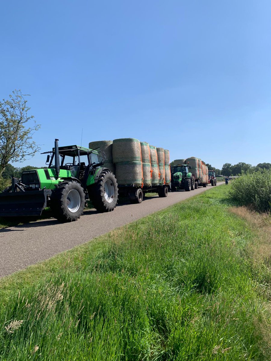 Van de veldbonenoogst direct door naar de stro-oogst 😅