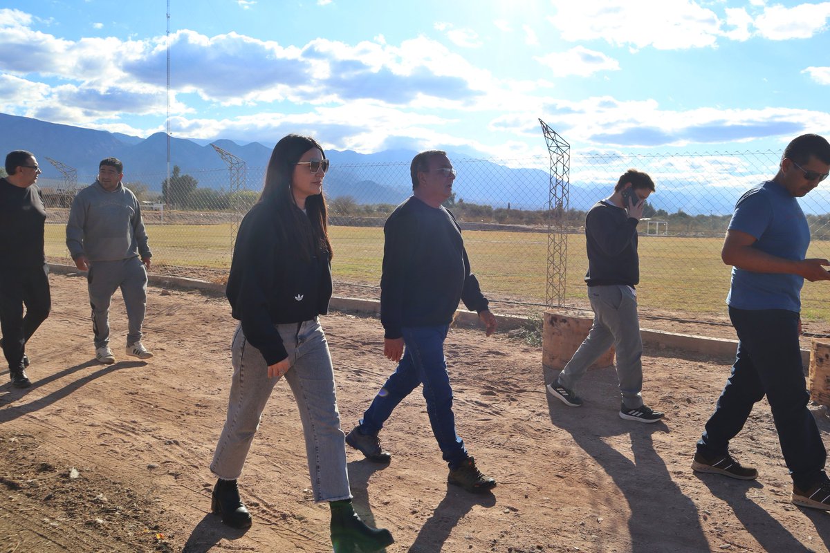 IreneZarateR's tweet photo. En #Vichigasta visitamos las instalaciones de la Liga Vichigasteña de Fútbol para conocer de cerca la tarea que llevan adelante.
 
Esta querida institución está próxima a recibir su escritura, y nos enorgullece acompañar este gran logro que fortalece su crecimiento. https://t.co/Nhgm9D2Gua