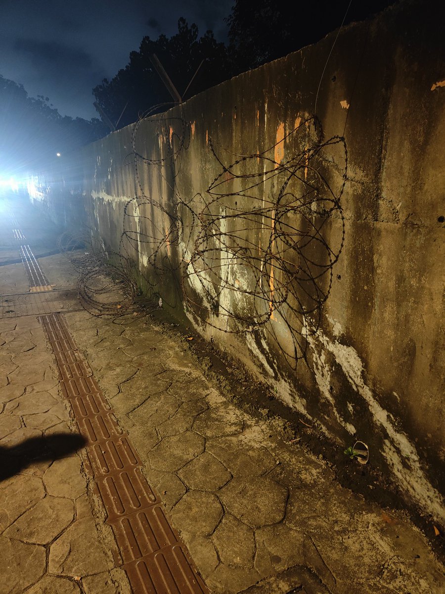 mumbaikararpit's tweet photo. @mybmcWardN @ParagShahBJP pipeline road railing fallen off on the footpath. Hope someone will correct it before anyone gets injured. https://t.co/6Np8AfyCTb