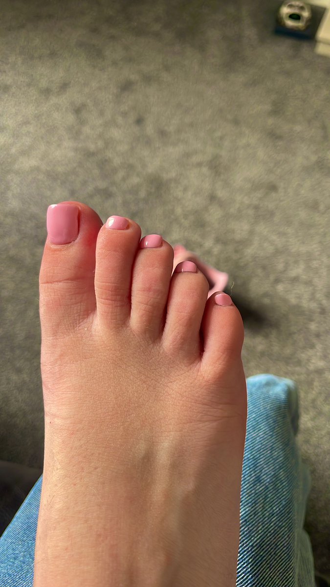 F33tastic's tweet photo. Fresh pedicure #feetfinder https://t.co/8yu9nucX9W