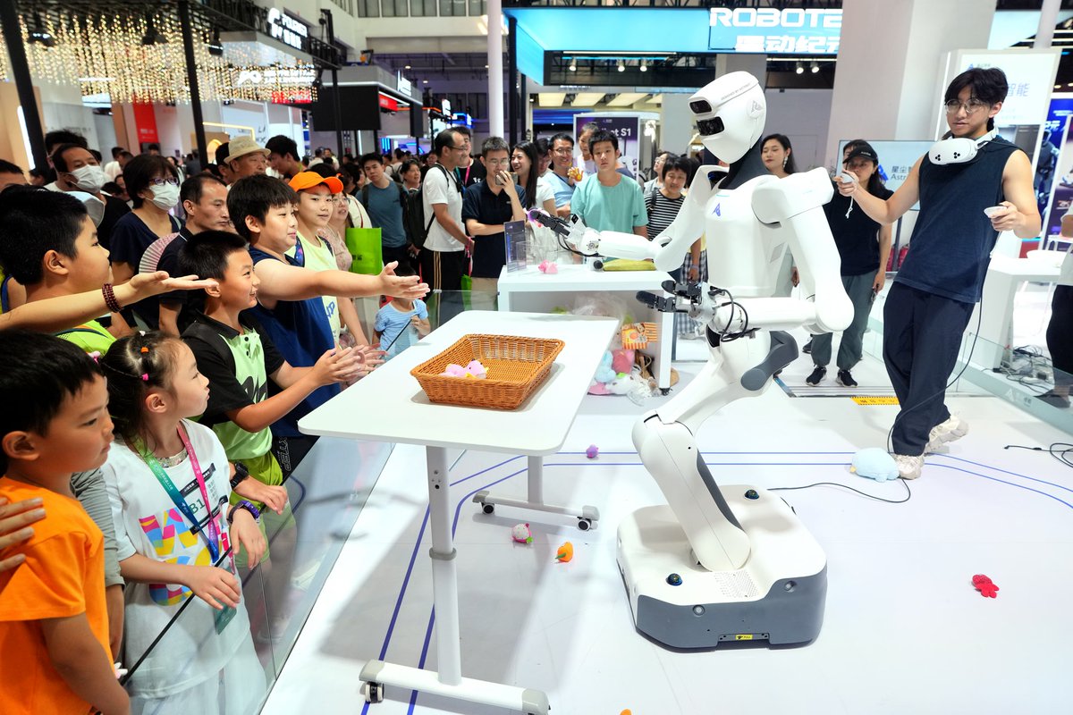 jiajiajianjian's tweet image. An embodied intelligent experimental plan was launched in #Beijing E-Town during the ongoing #2025WorldRobotConference. 

Nearly a thousand supermarkets, hotels, pharmacies, hospitals, and logistics warehouses in Beijing E-Town will open data collection for #robots.
