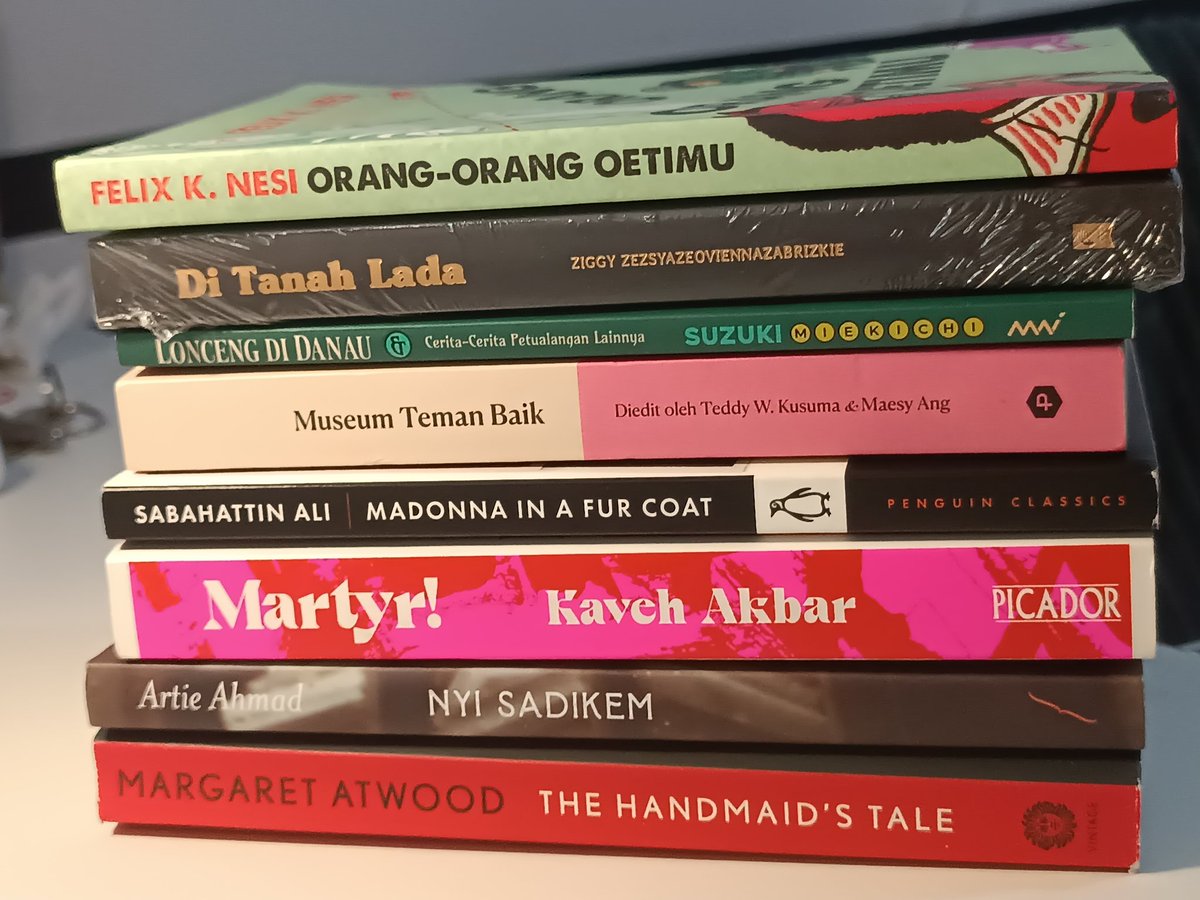 pallavva's tweet photo. WTS // WANT TO SELL
📚 buku novel new preloved original

Orang-orang Oetimu 50K
Di Tanah Lada (New) 55K
Lonceng di Danau 25K
Museum Teman Baik 65K
Madonna in a Fur Coat 165K
Martyr! 175K
Nyi Sadikem 60K
The Handmaid's Tale 170K

🍊 Exc. admin
📍Jakarta Timur https://t.co/f9vGbUy8zp