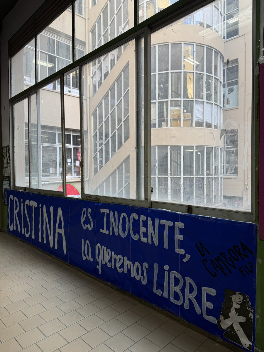 Hoy la UBA no arranca. Paro docente y nodocente contra el ajuste de Milei y el FMI. Recortan becas y achican la universidad. La misma lógica que proscribe a Cristina y nos quiere sin futuro.
🧵 Hilo con datos sobre el ajuste ⬇️