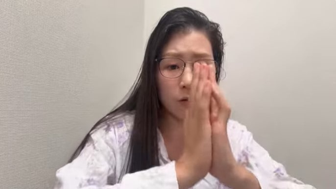 ▫️
【平野雨龍の背乗り疑惑？】

明らかなデマに引っかかる人など、そうそういないだろうと思っていましたが、中には疑ってしまう人もいるようなので、画像を上げておきます。
(最後の画像は、反転しているライブ配信のもの)

雨龍さんは、手を振るときなどに右手の小指が曲がります🖐️