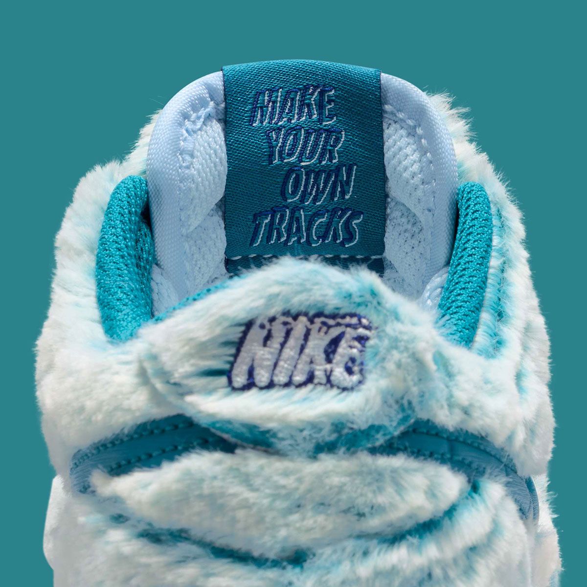 SneakerNews's tweet photo. Nike Dunk Low “Abominable Snowman” ❄️ 👀 
🗓️ Holiday 2025
🧒 PS sizes

Should Nike drop these for adults? 🤔 https://t.co/OK67gImqho