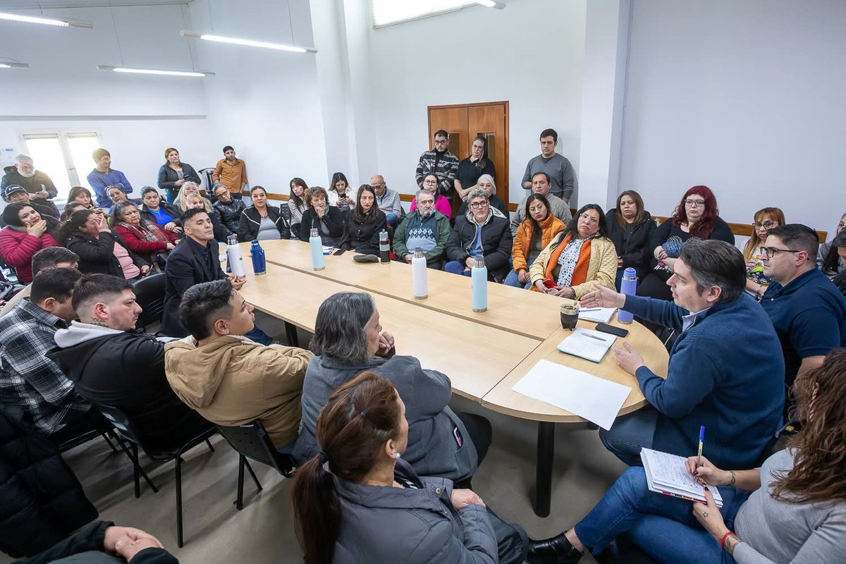 MartinPerezTDF's tweet photo. Nos reunimos con referentes y organizaciones barriales de la zona sur.

✅ Conversamos sobre acciones concretas para mejorar la vida de nuestros vecinos: trabajos de zoonosis y salud municipal, recuperación del espacio público, limpieza y obras viales que comenzarán tras el invierno.

✅ Río Grande tiene grandes desafíos por delante, y vamos a afrontarlos juntos, construyendo una ciudad con oportunidades, arraigo y comunidad.