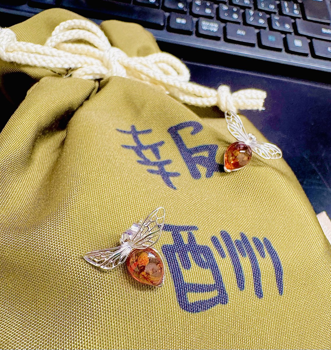 大阪万博のポーランド🇵🇱パビリオンで買った蜂の琥珀ピアス🐝 可愛