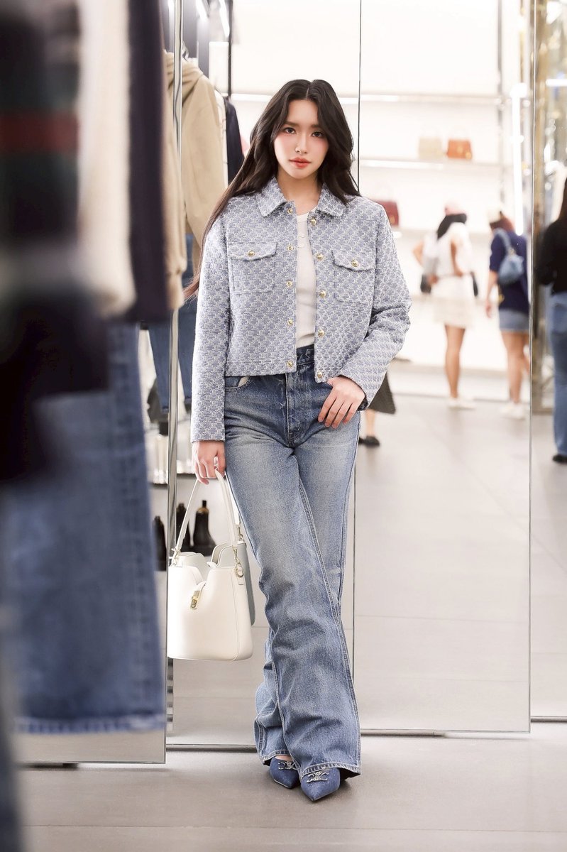 Lookkaeww_k's tweet photo. สาว Celine ของลูกโลกคนเก่ง 🌍⭐️

#CELINE 
#lookkaewkamollak https://t.co/LAaAfj5Mlu