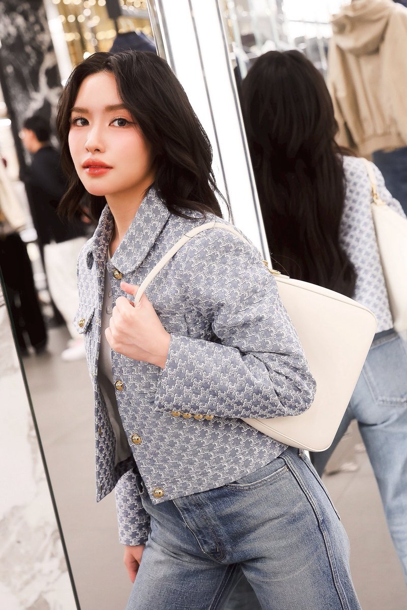 Lookkaeww_k's tweet photo. สาว Celine ของลูกโลกคนเก่ง 🌍⭐️

#CELINE 
#lookkaewkamollak https://t.co/LAaAfj5Mlu