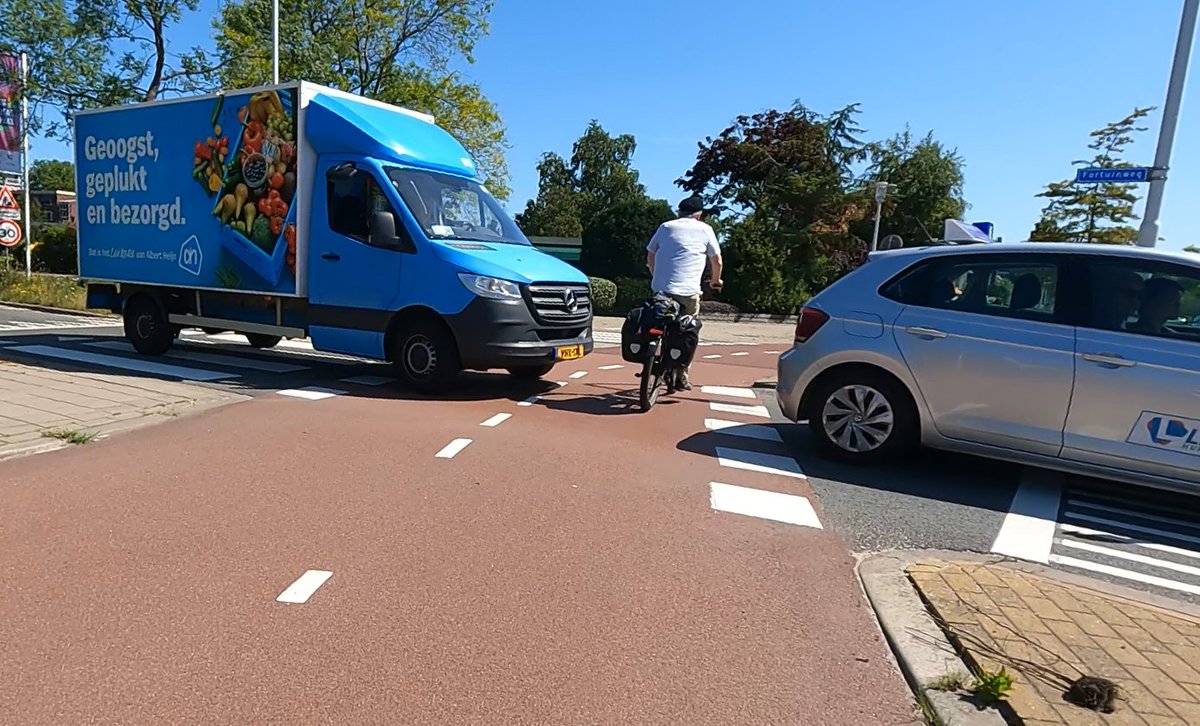 🚲sonja puhl-diehle🚲 (@sonjapuhldiehle) on Twitter photo Fietser aangereden op rotonde.
deorkaan.nl/fietser-aanger…
Op deze rotonde blokkeerde ook nog eens de wagen van <a href="/albertheijn/">Albert Heijn</a> het fietspad. Fietser aangereden op rotonde.
deorkaan.nl/fietser-aanger…
Op deze rotonde blokkeerde ook nog eens de wagen van <a href="/albertheijn/">Albert Heijn</a> het fietspad.